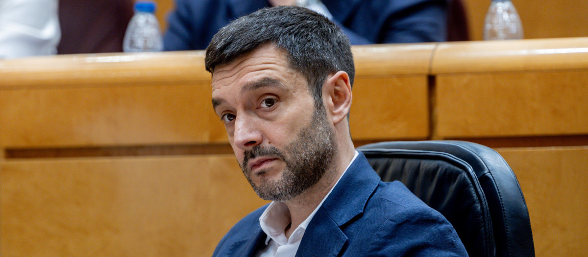 El ministro de Derechos Sociales, Consumo y Agenda 2030, Pablo Bustinduy, durante una sesión plenaria del Senado, a 12 de mayo de 2026