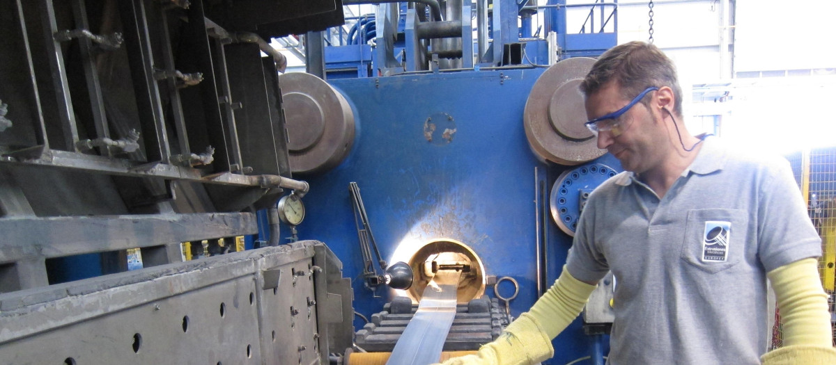 Un trabajador de una industria