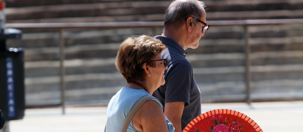 Viandantes soportan las altas temperaturas