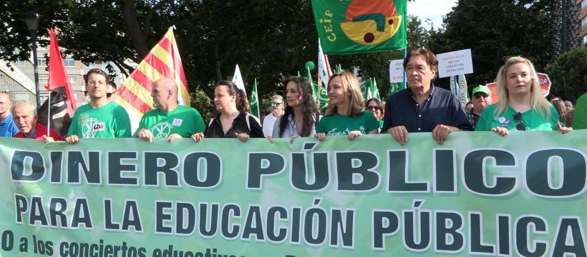 La secretaria general del PSOE Aragón, Pilar Alegría, en la cabecera de la manifestación
