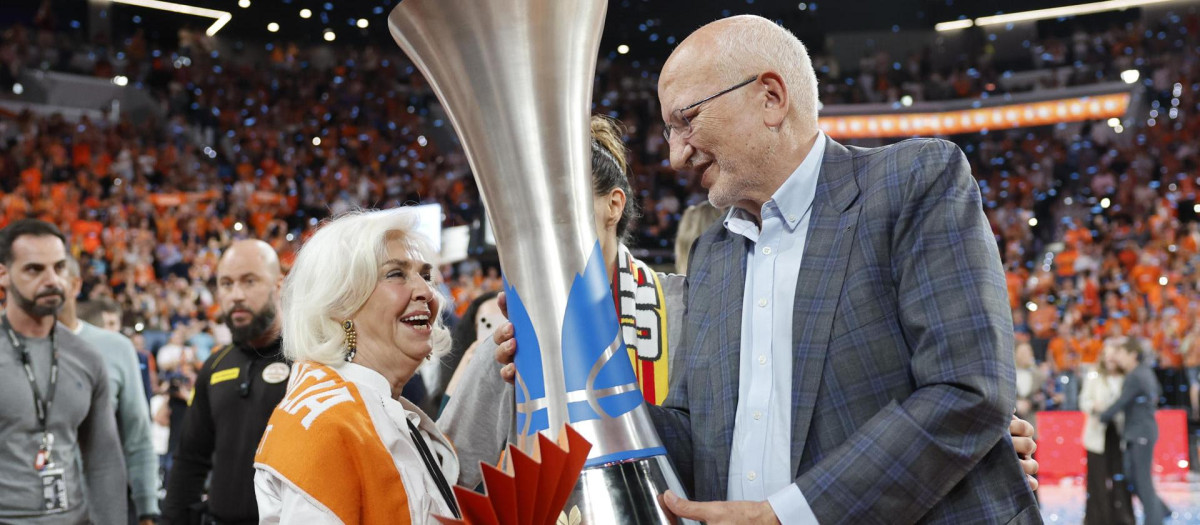 Imagen de Juan Roig y su mujer, Hortensia Herero, con la copa de campeones de la Liga Endesa femenina lograda por el Valencia Basket
