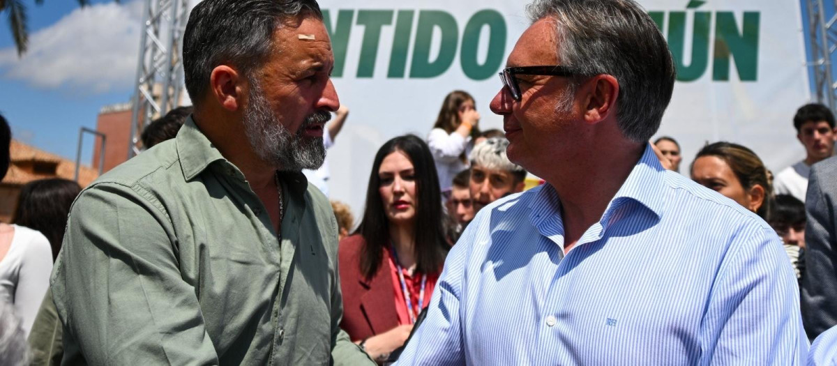 El presidente de Vox, Santiago Abascal, junto a su candidato en Andalucía, Manuel Gavira, durante un mitin electoral