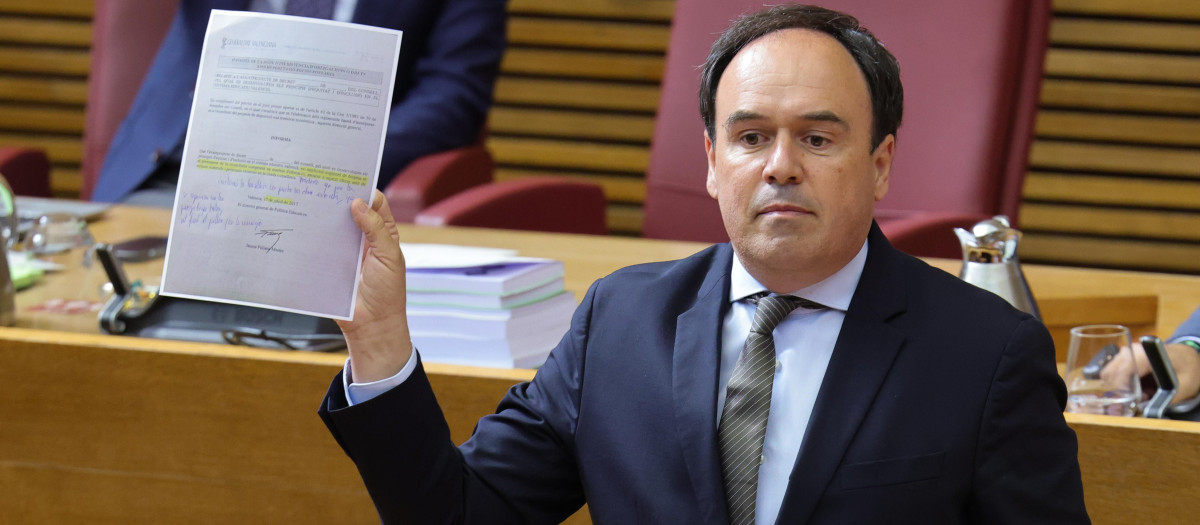 Imagen tomada este jueves de Juanfran Pérez Llorca durante la sesión de control en las Cortes Valencianas