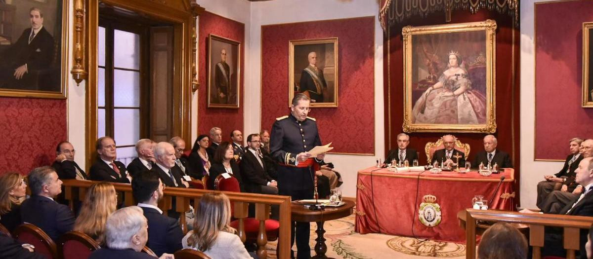 Eel Jefe de Estado Mayor del Ejército de Tierra (JEME), General de Ejército Amador Enseñat y Berea, en la Real Academia de Ciencias Morales y Políticas