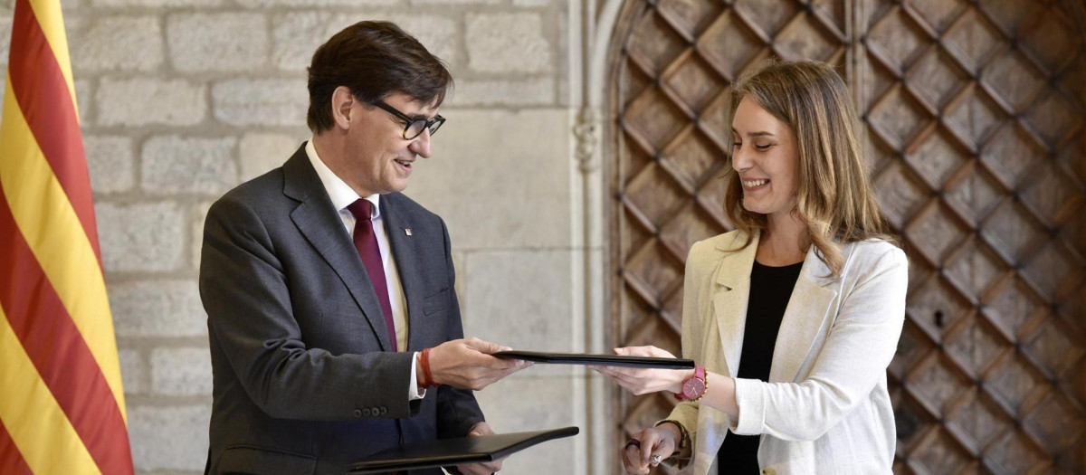 El presidente de la Generalitat, Salvador Illa, y la líder de los Comunes, Jéssica Albiach, firman el acuerdo