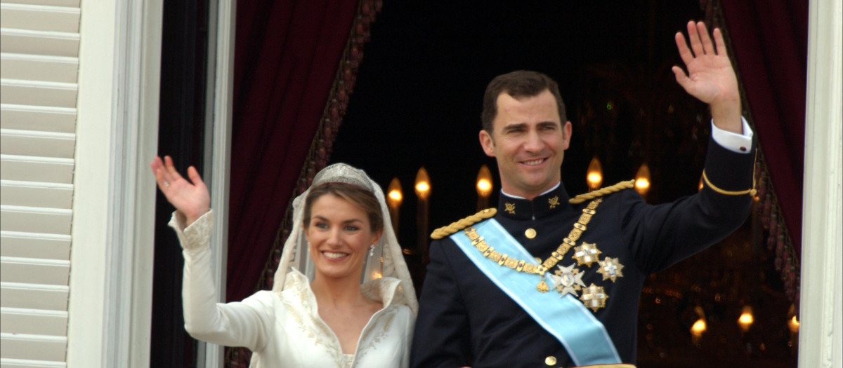 Don Felipe y Doña Letizia saludan desde el balcón del Palacio Real el día de su boda