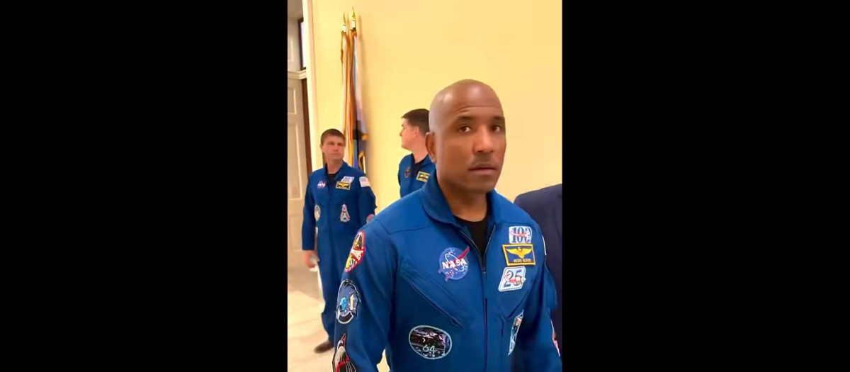 La tripulación de Artemis II, con Victor Glover a la cabeza, en los pasillos del Capitolio de EE.UU.