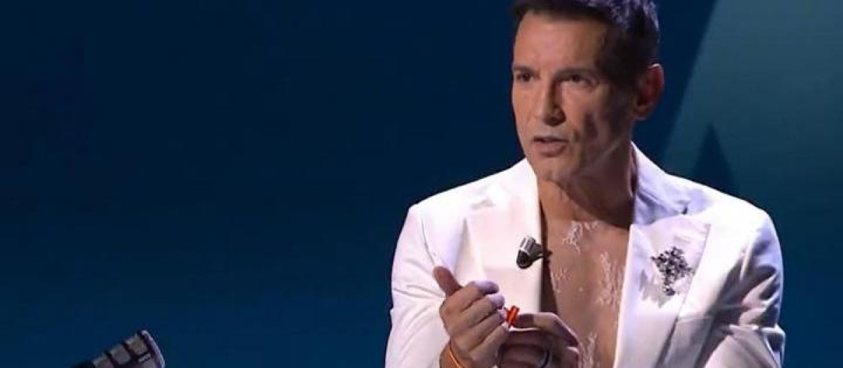 Jesús Vázquez, con una pulsera de la bandera de España