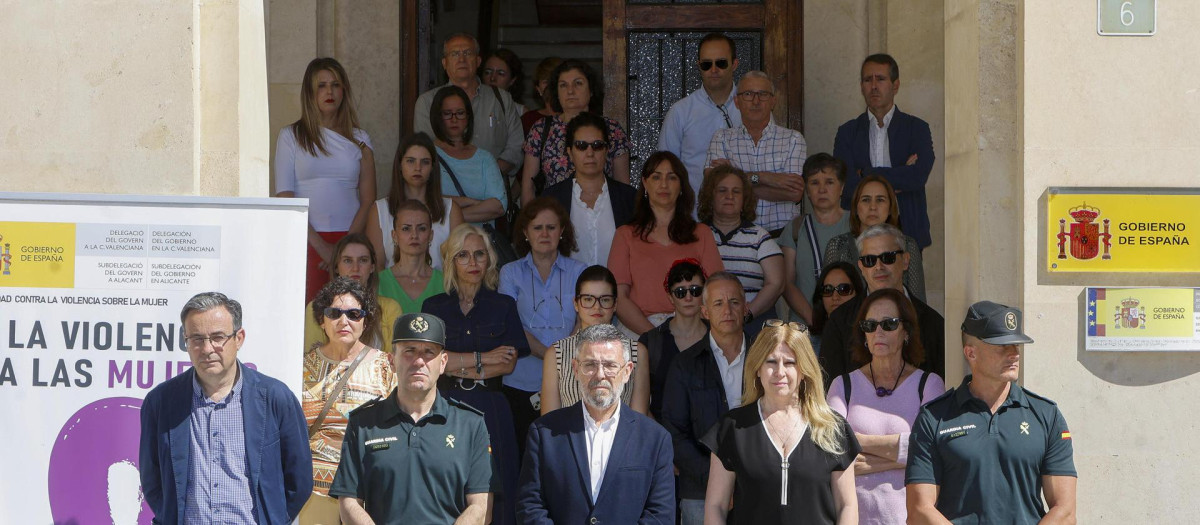 Minuto de silencio por el asesinato machista del pasado sábado en la localidad alicantina de Dolores