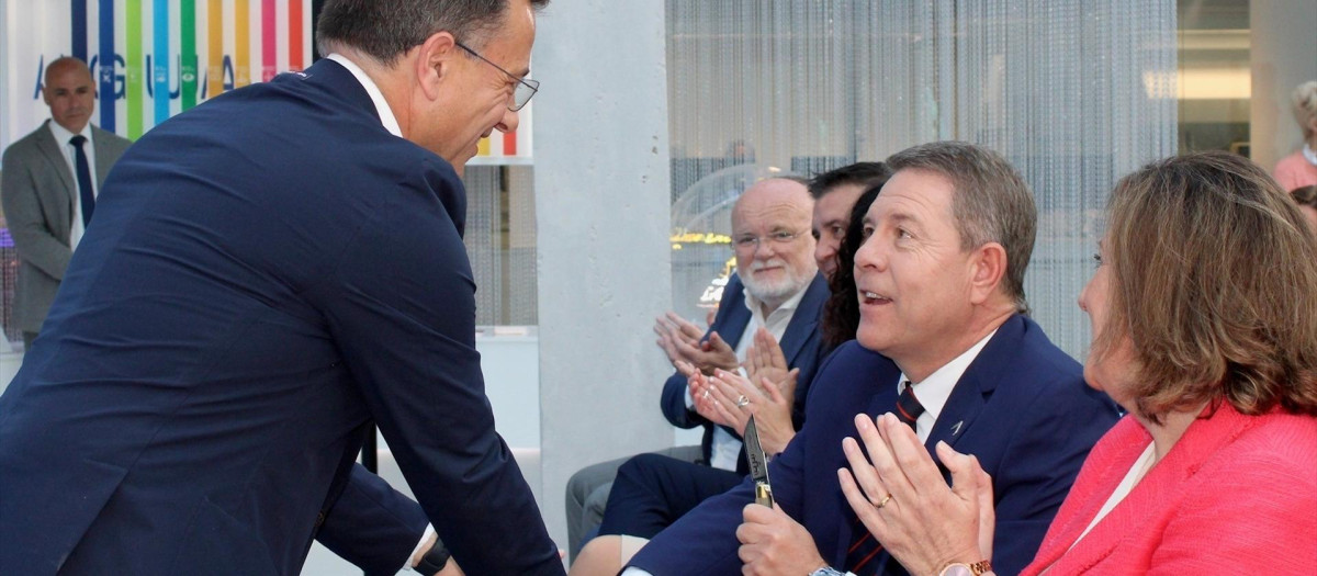 El alcalde de Albacete, Manuel Serrano, entrega una navaja al presidente regional, Emiliano García-Page