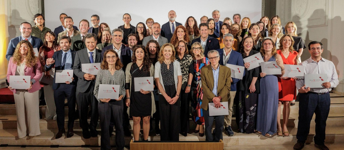Foto de familia de los centros médicos que han conseguido beca