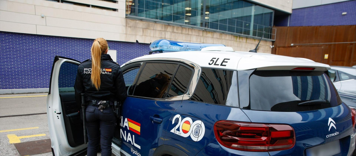 Agente entrando a un vehículo de la Policía Nacional, en una imagen de archivo
