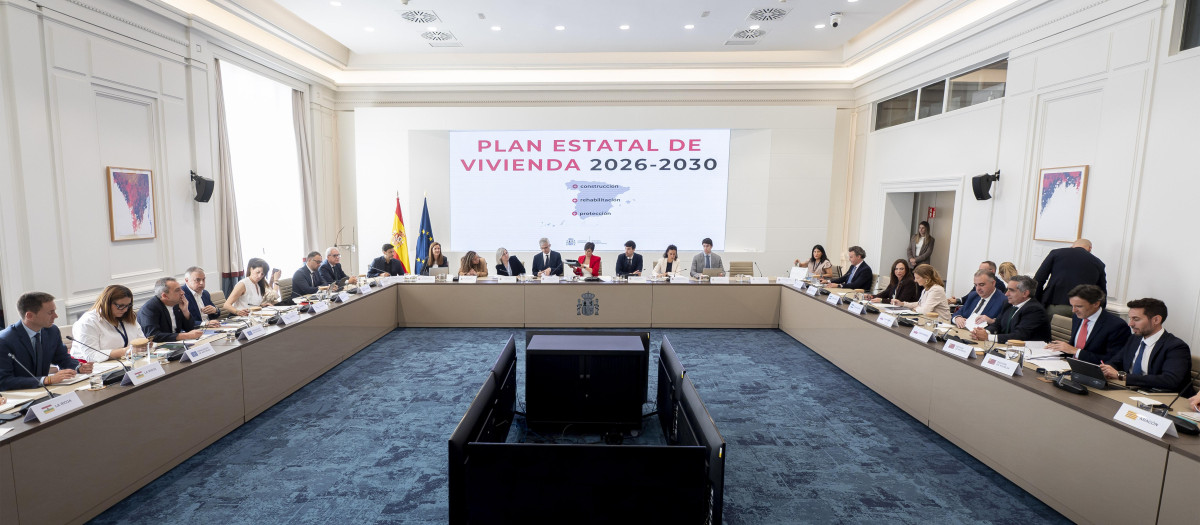 La ministra de Vivienda y Agenda Urbana, Isabel Rodríguez (c), durante la reunión de la Conferencia Sectorial de Vivienda y Agenda Urbana, en la sede del Ministerio, a 21 de mayo de 2026