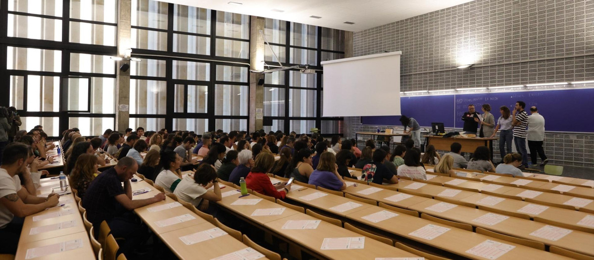 Numerosas personas realizan las pruebas de acceso a Correos.