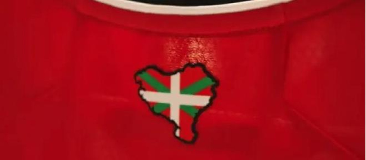 Imagen trasera de la camiseta del Athletic, con el mapa de Euskal Herria