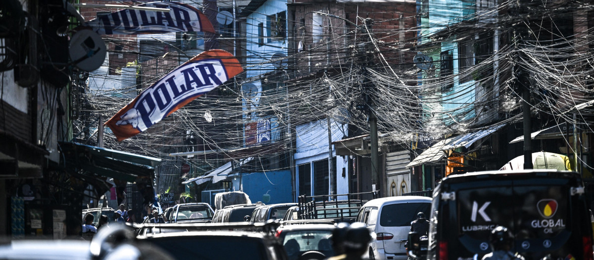 En la imagen se aprecian cables de alta tensión en una calle del barrio Petare de Caracas