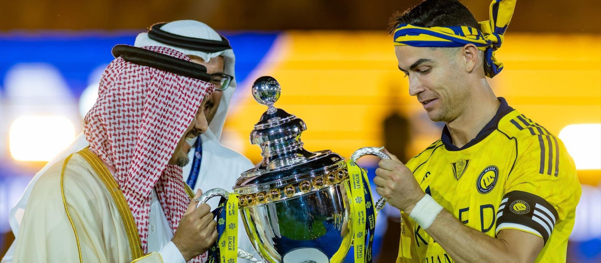 Cristiano Ronaldo con el trofeo de la liga saudí