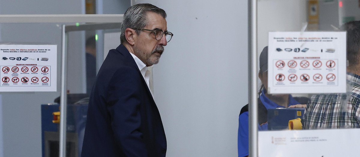Imagen del excomisionado del Gobierno para la dana, José María Ángel, accediendo a la Ciudad de la Justicia de Valencia.EX-COMISIONADO DEL GOBIERNO PARA LA DANA