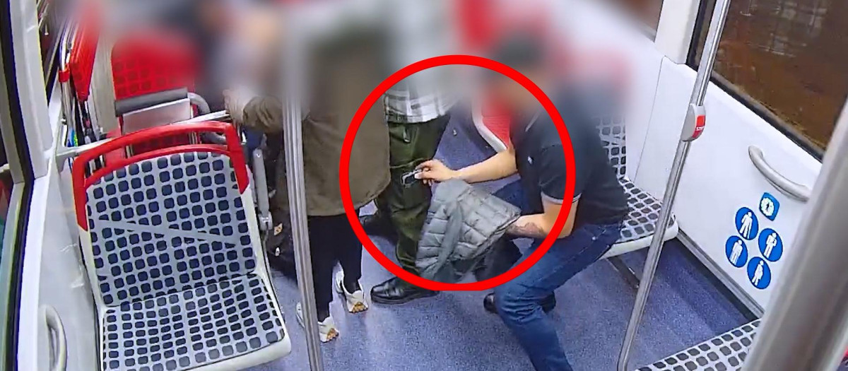 Uno de los carteristas, en el momento de realizar el robo