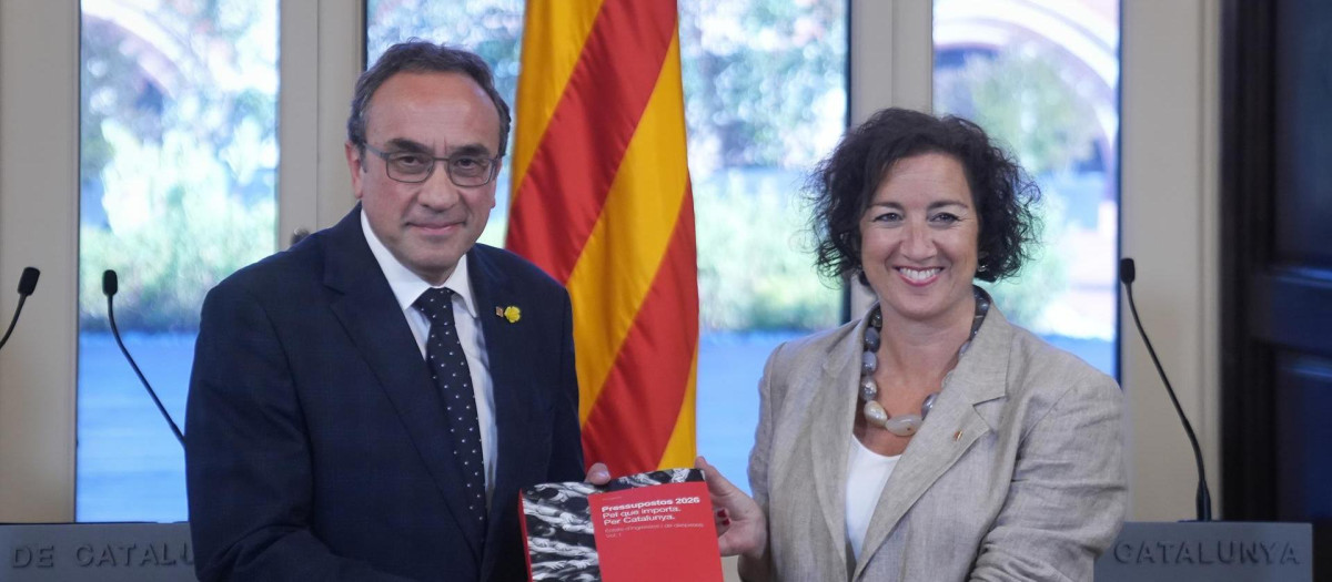 La consejera de Economía, Alícia Romero, entrega el proyecto de presupuestos al presidente del Parlament, Josep Rull