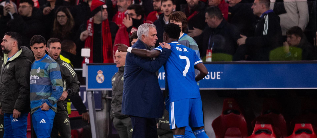 Mandatory Credit: Photo by Miguel Lemos/ZUMA Press Wire/Shutterstock (16671583u)
Jose Mourinho head coach of SL Benfica is seen talking to Vinicius Junior of Real Madrid CF after a racist commentary supposedly during the UEFA Champions League 2025/26 League Knockout Play-off First Leg match between SL Benfica and Real Madrid C.F. at Estadio do SL Benfica on February 17, 2026 in Lisbon, Portugal.
SL Benfica V Real Madrid C.F. - UEFA Champions League 2025/26 League Knockout Play-Off First Leg, Lisbon, Lisboa, Portugal - 17 Feb 2026 *** Local Caption *** .