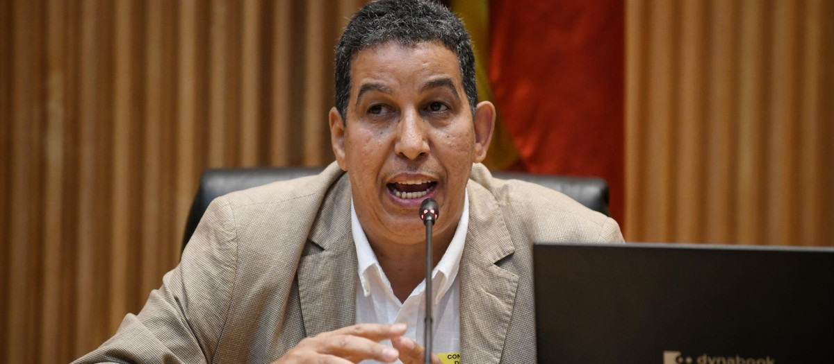 (Foto de ARCHIVO)
El responsable del Frente Polisario en España, Abdulah Arabi, durante la visita de los participantes en el programa 'Vacaciones en paz', en el Congreso de los Diputados, a 9 de julio de 2024, en Madrid (España). El programa ‘Vacaciones en Paz’ consiste en la acogida de niños y niñas saharauis entre 10 y 12 años por parte de familias residentes en España, durante los meses de verano. La estancia es en régimen de acogimiento temporal responsabilizándose éstas del alojamiento, la manutención y parte de la educación de los niños.

Fernando Sánchez / Europa Press
09/7/2024