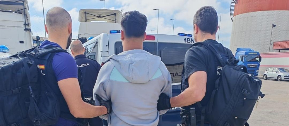 Los agentes custodian al peligroso delincuente