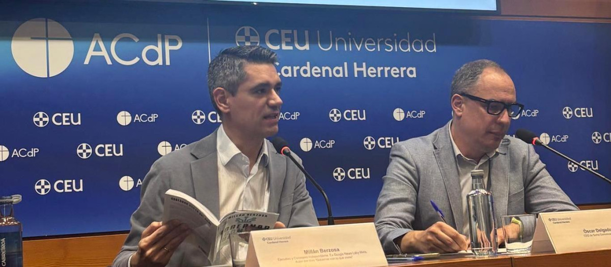 Imagen tomada este viernes de Millán Berzoa y Óscar Delgado en el Palacio de Colomina de la Universidad CEU-UCH