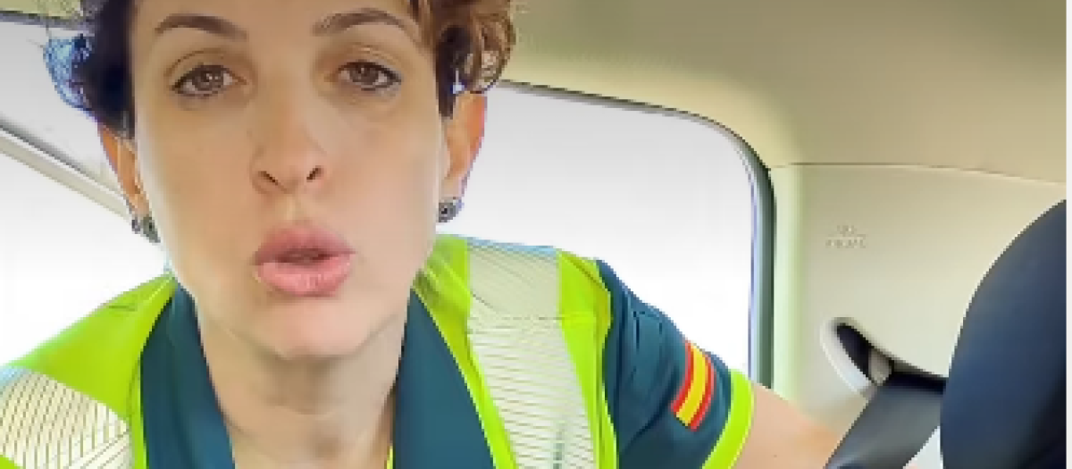 La agente de la Guardia Civil durante la demostración práctica