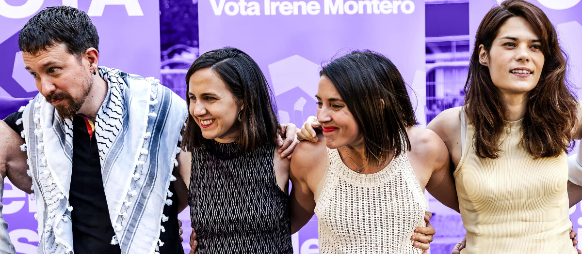 El exlíder de Podemos, Pablo Iglesias; la secretaria general, Ione Belarra; la eurodiputada de la formación, Irene Montero y la exportavoz, Isa Serra, durante el cierre de campaña de las elecciones europeas en 2024