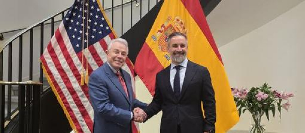 Santiago Abascal junto a Benjamin Leon Jr, embajador estadounidense en España