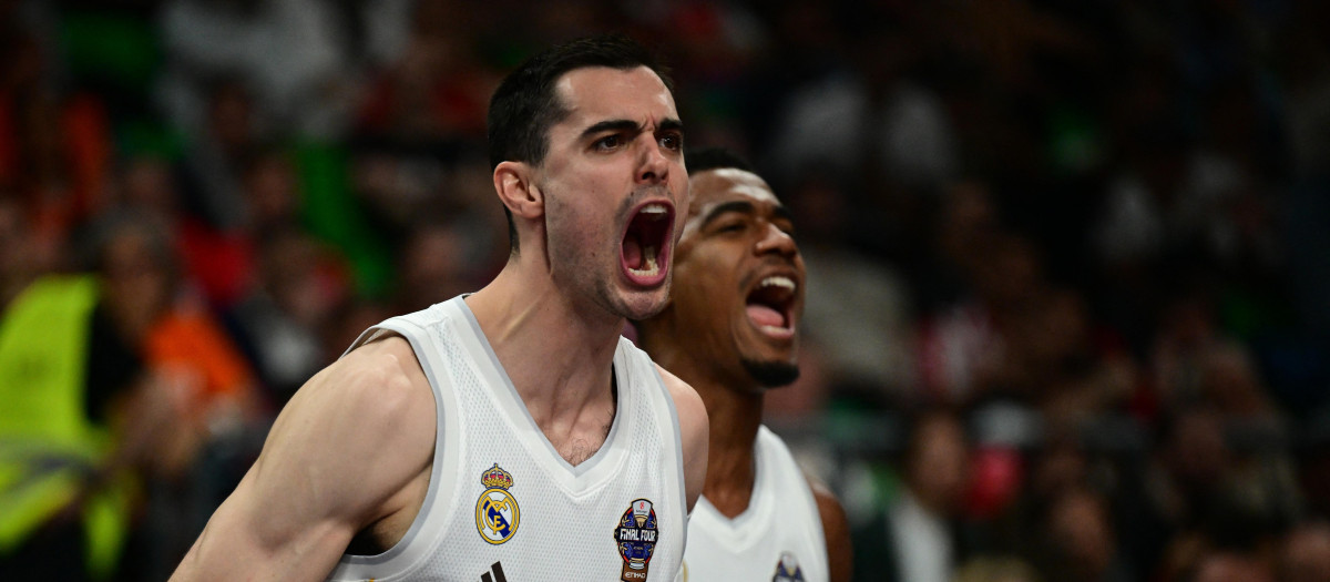 Real Madrid's Spanish forward #06 Alberto Abalde (L) and Real Madrid's French guard #12 Theo Maledon celebrate after winning the EuroLeague "Final Four" semi-final basketball match between Valencia Basket Club and Real Madrid Baloncesto at the Telekom Center Athens in Athens on May 22, 2026. (Photo by Angelos TZORTZINIS / AFP)