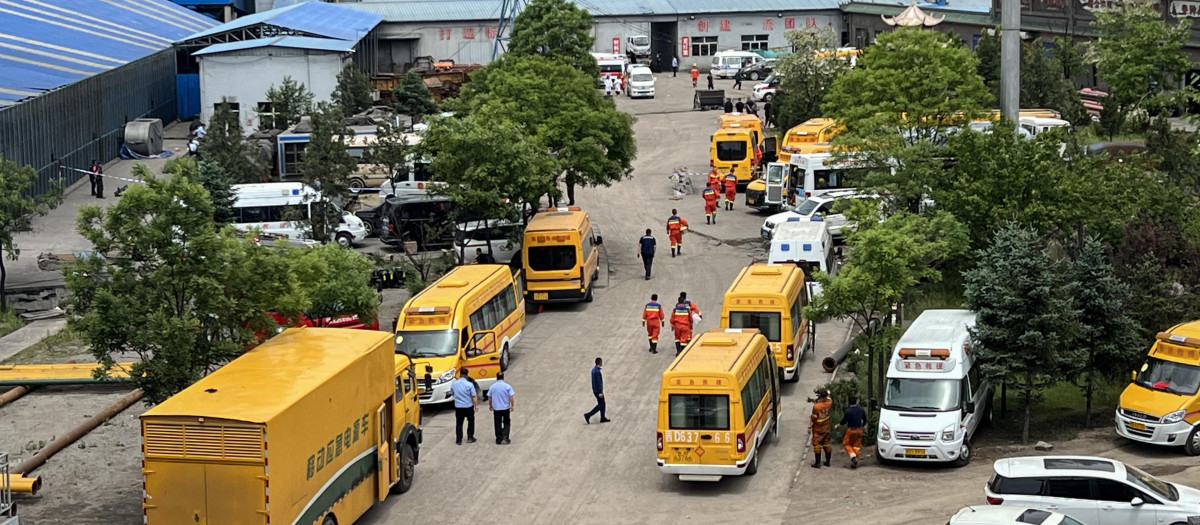 Equipo de emergencias llegado a la mina Liushenyu de China, donde han fallecido al menos 82 trabajadores