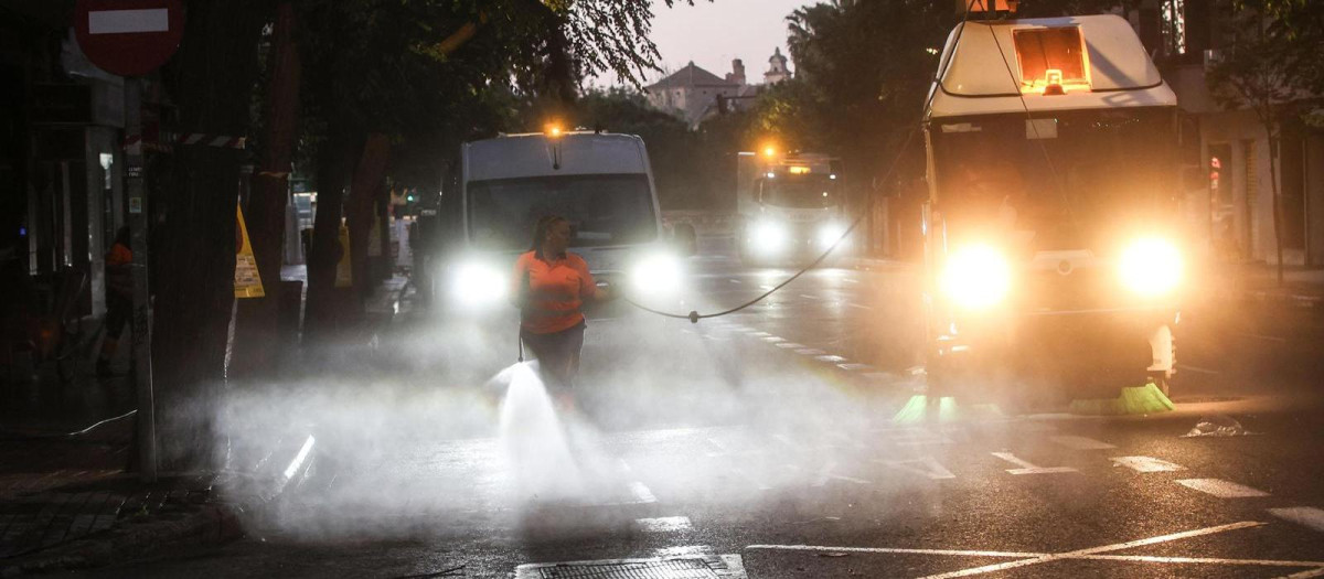 Imagen tomada en la mañana de este sábado de operarios del Ayuntamiento de Valencia limpiando la ciudad en el Plan Intensivo