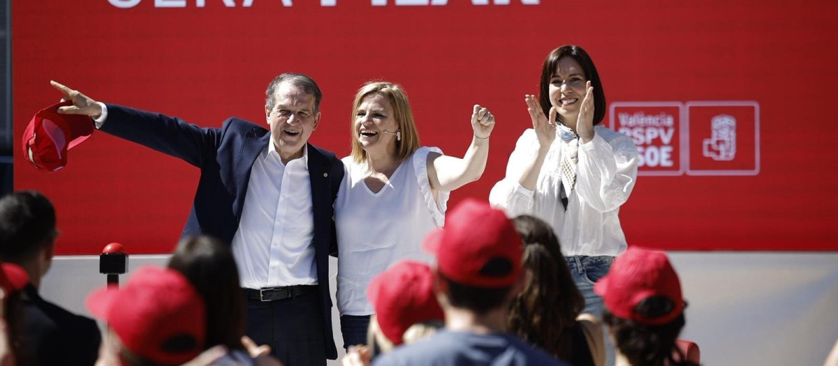 Imagen tomada este sábado de Diana Morant, Pilar Bernabé y Abel Caballero durante el mitin de lanzamiento de campaña a la alcaldía de Valencia