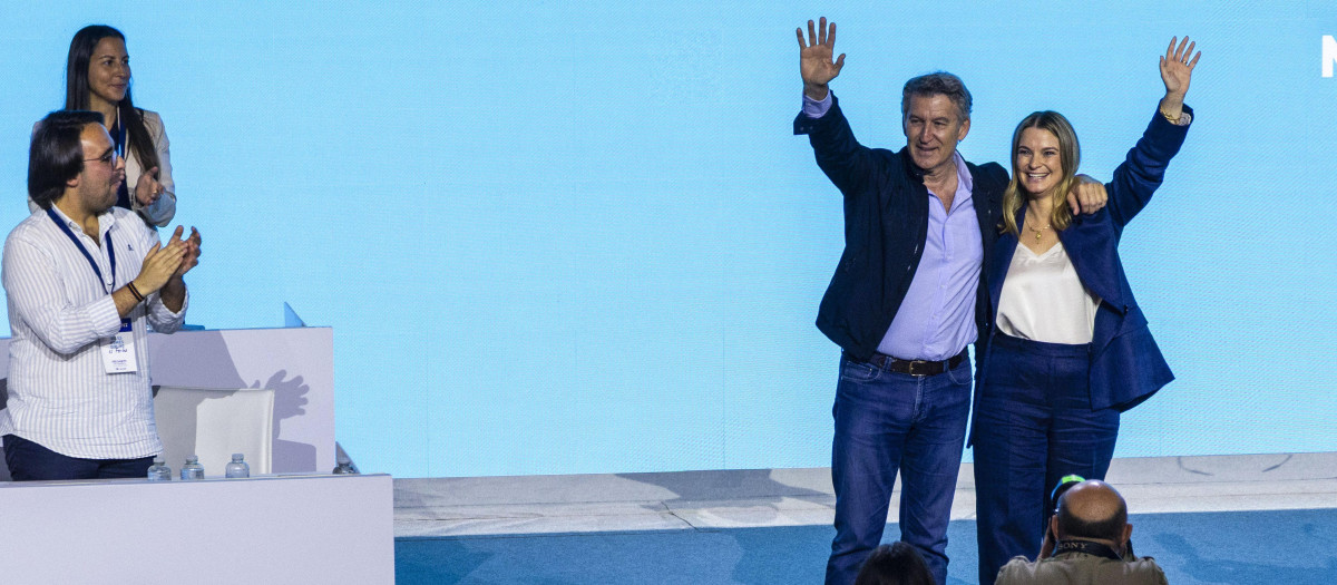 El líder del PP, Alberto Núñez Feijóo (2d) y la presidenta del Gobierno balear, Marga Prohens (d) durante la celebración este sábado del XVII Congreso autonómico del PP de Baleares en Palma de Mallorca. EFE/ Cati Cladera