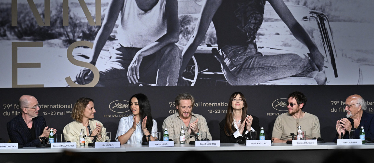 l escritor francés Laurent Mauvignier, la guionista francesa Lea Mysius, la actriz francesa Hafsia Herzi, el actor francés Benoit Magimel, la actriz italiana Monica Bellucci, el actor francés Bastien Bouillon y el productor francés Jean-Louis Livi asisten a una rueda de prensa para la película "Histoires de la nuit"
