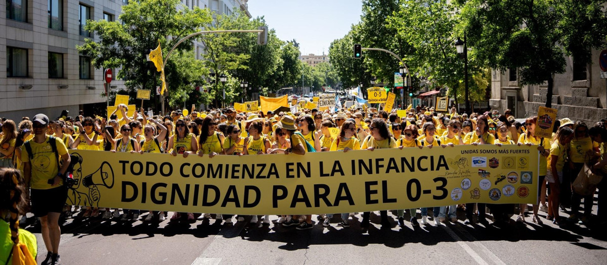 Manifestantes portan pancarta con lema  'Todo comienza en la infancia. Dignidad para el 0-3'