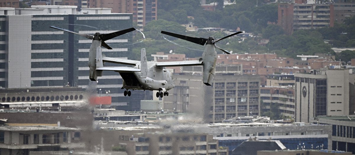 Un avión MV-22B Osprey de la Infantería de Marina de Estados Unidos despega de la Embajada de Estados Unidos en Caracas,