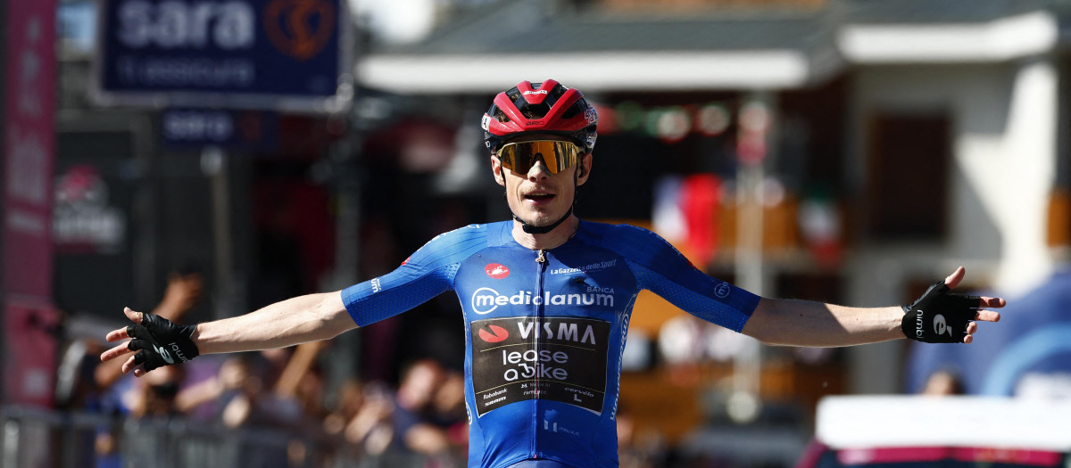 Team Visma Lease a Bike Danish rider Jonas Vingegaard crosses the finish line to win the 14th stage of the Giro d'Italia 2026 - Tour of Italy cycling race between Aosta and Pila (Gressan), Italy, on May 23, 2026. (Photo by Luca Bettini / AFP)