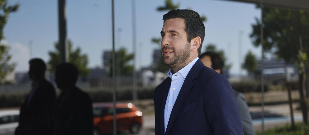 MADRID, 23/05/2026.- Enrique Riquelme, presidente de la empresa Cox Energy, a su llegada este sábado a las oficinas del Real Madrid en Valdebebas, para hacer entrega de toda la documentación requerida para confirmar su candidatura a la presidencia del Real Madrid. La junta electoral del club tendrá que dirimir, en un plazo máximo de 24 horas, si esta es admitida o no.-EFE/ Rodrigo Jiménez