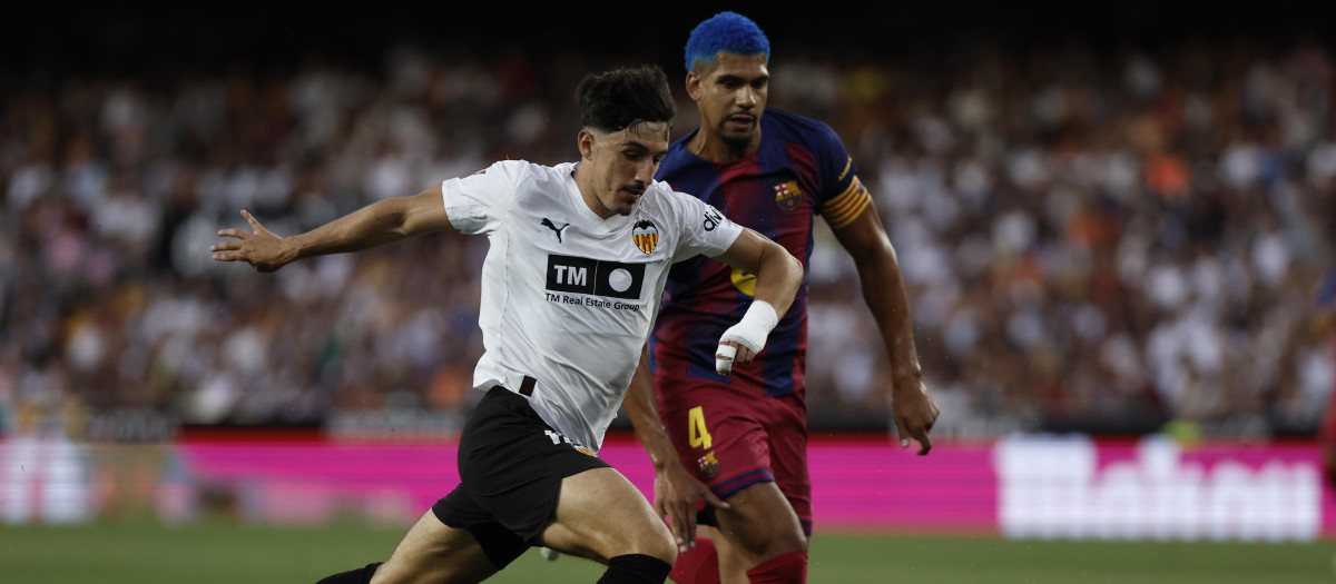 VALENCIA, 23/05/2026.- El delantero del Valencia Diego López (i) pelea un balón con Ronald Araújo, del Barcelona, durante el partido de la jornada 38 de LaLiga entre el Valencia y el Barcelona, este sábado en el estadio de Mestalla en Valencia.-EFE/ Biel Aliño
