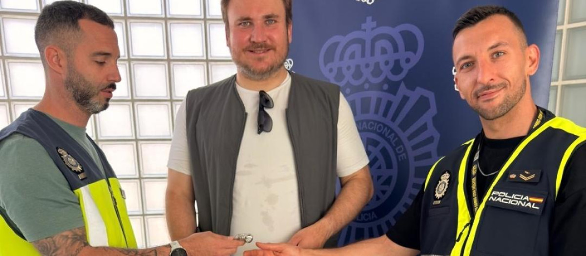 Una de las víctimas recupera su reloj gracias a la Policía Nacional