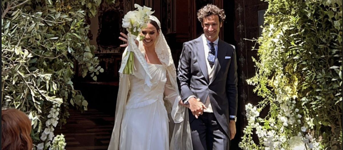 Imagen de Ana Cuesta y su marido Guillermo Calavía tras casarse en una iglesia de Valencia.