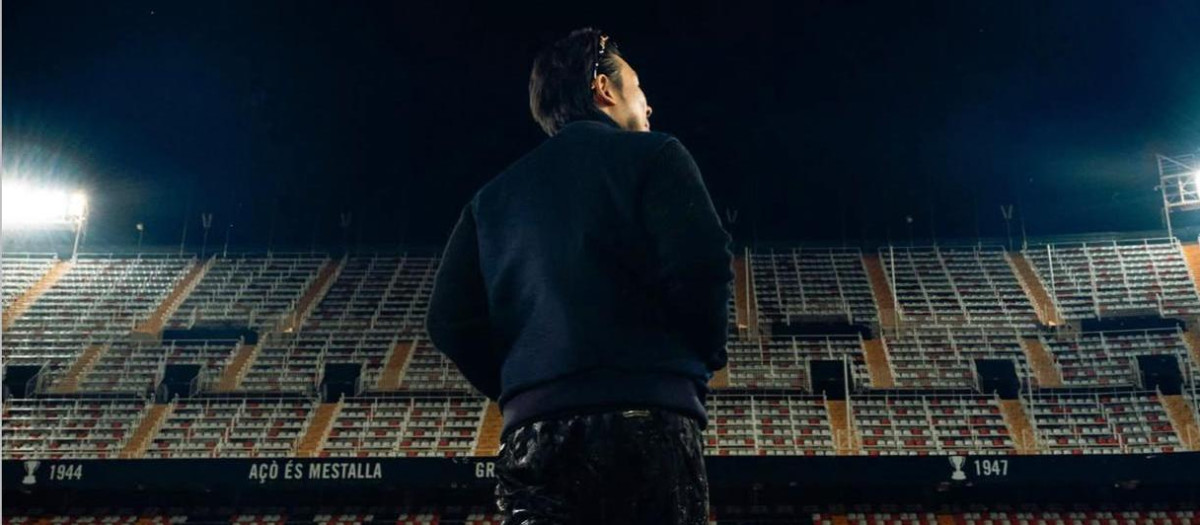 Imagen de Kiat Lim en el estadio de Mestalla del Valencia CF.