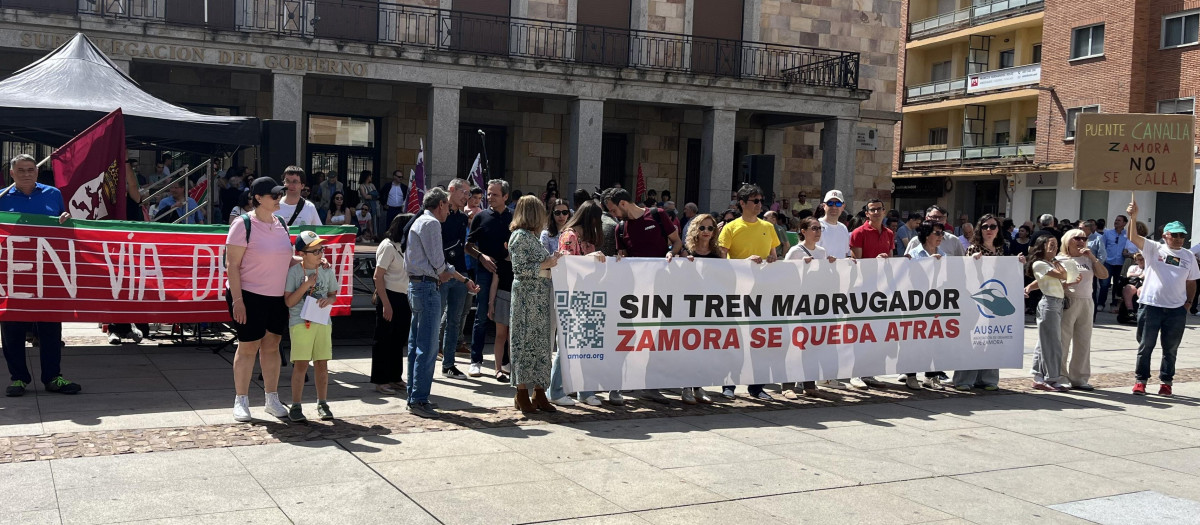 Más de 500 personas exigen a Renfe mejores servicios ante supresiones que "condenan a Zamora al aislamiento"