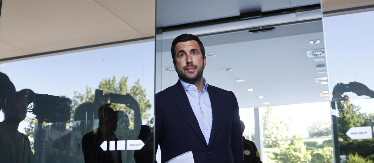 FOTODELDIA MADRID, 23/05/2026.- Enrique Riquelme, presidente de la empresa Cox Energy, a su salida este sábado de las oficinas del Real Madrid en Valdebebas, tras hacer entrega de toda la documentación requerida para confirmar su candidatura a la presidencia del Real Madrid. La junta electoral del club tendrá que dirimir, en un plazo máximo de 24 horas, si esta es admitida o no.-EFE/ Rodrigo Jiménez