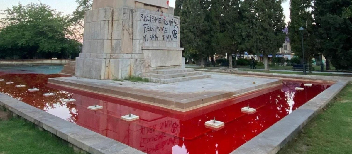 Así ha amanecido Sa Feixina: con pintadas y el agua teñida de rojo

REMITIDA / HANDOUT por COORDINADORA ANTIFASCISTA MALLORCA
Fotografía remitida a medios de comunicación exclusivamente para ilustrar la noticia a la que hace referencia la imagen, y citando la procedencia de la imagen en la firma
24/5/2026