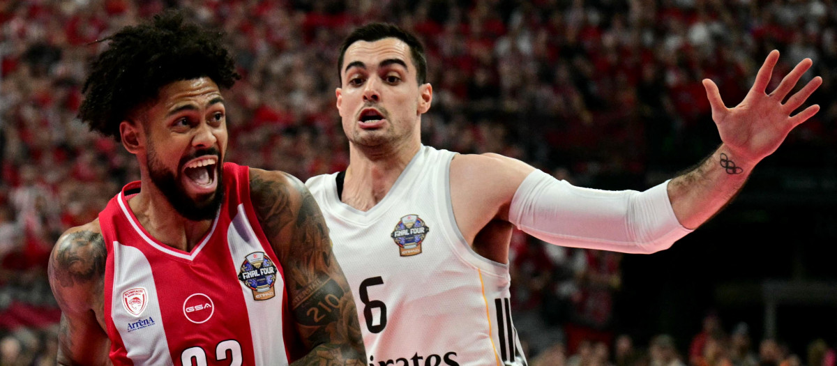 Olympiacos' US guard #22 Tyler Dorsey (L) dribbles to pass Real Madrid's Spanish forward #06 Alberto Abalde (R) during the men's EuroLeague final basketball match between Olympiacos Piraeus and Real Madrid at the Telekom Center Athens in Athens on May 24, 2026. (Photo by Angelos Tzortzinis / AFP)