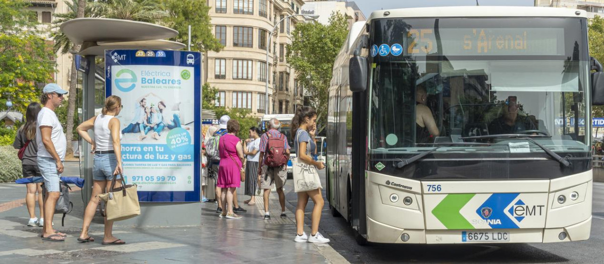 Pasajeros esperan en una parada de autobús en Palma